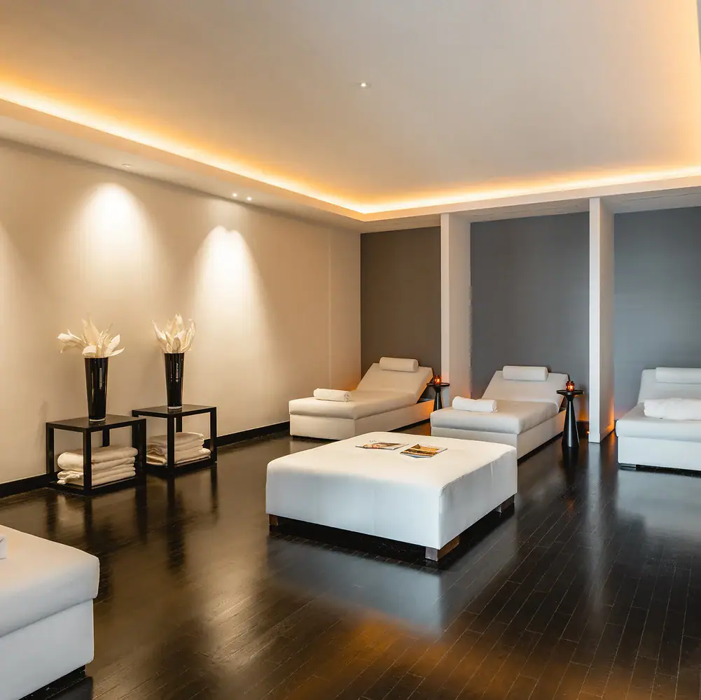 Ruheraum Ein Zimmer mit weißer Einrichtung und Kamin.