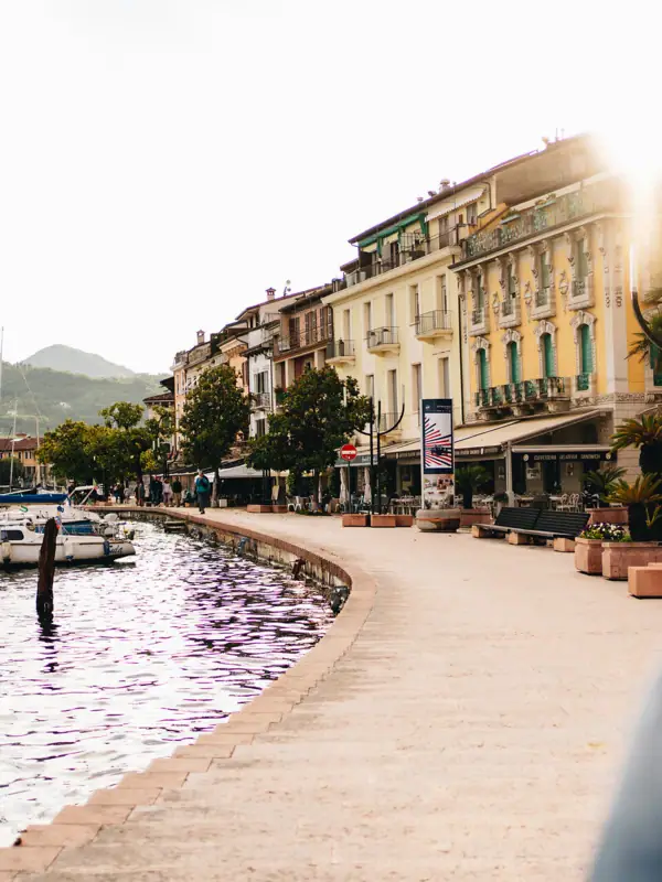 Uferpromenade von Salò Eine Frau schaut auf ein Gewässer.