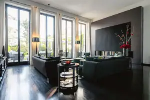 Kamin Lounge Wohnzimmer mit Kamin und Sofas