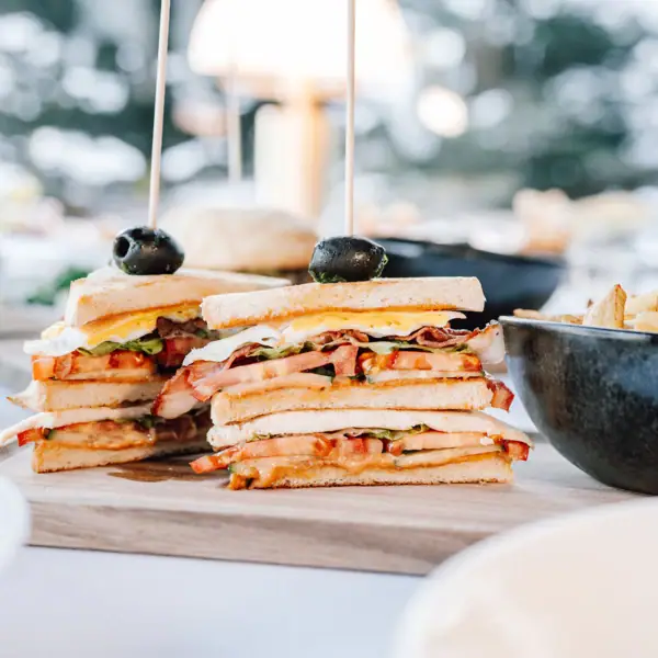 Ein Sandwich auf einem Holzbrett.