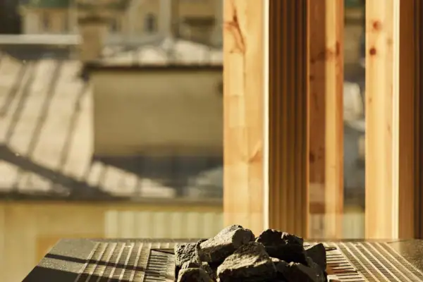 Saunaofen Ein Kamin mit Steinen darauf