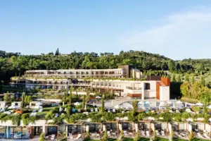 A-ROSA Hotel am Gardasee Hotel mit mehreren Pools und Bäumen im Freien