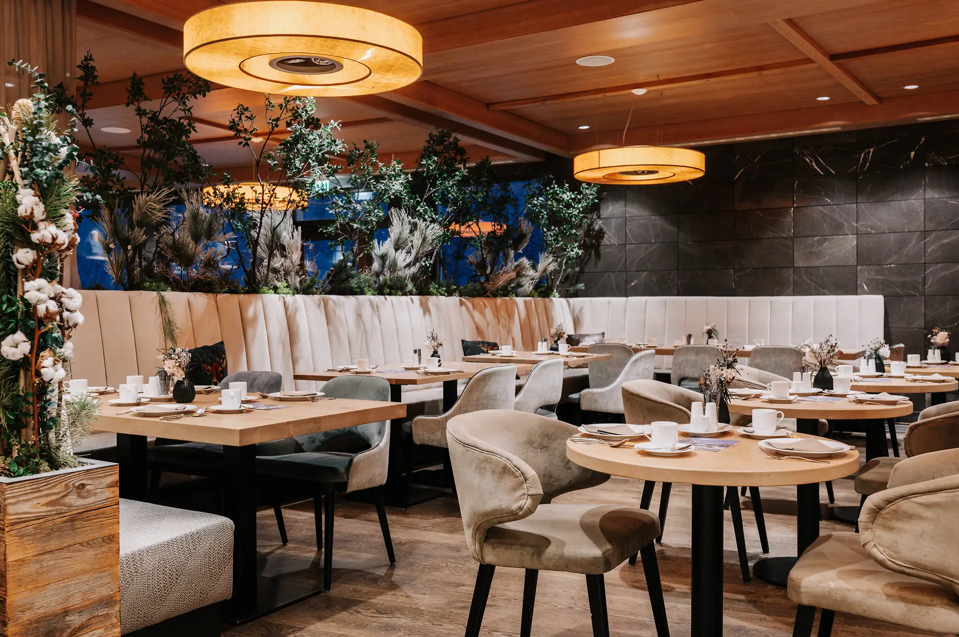 Restaurant Ein Restaurant mit Tischen und Stühlen.