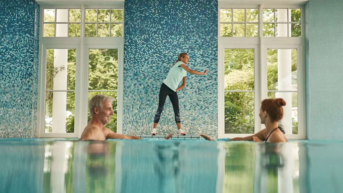 Eine Gruppe von Menschen in einem Schwimmbecken.