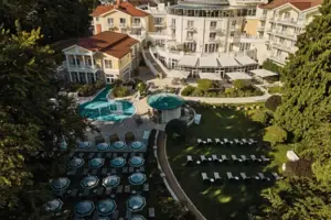 A-ROSA Heringsdorf Luftaufnahme eines Gebäudes mit zwei Pools