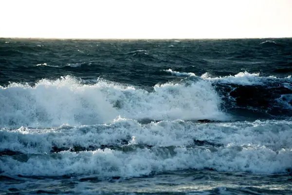 Brandung Wellen brechen im Ozean.