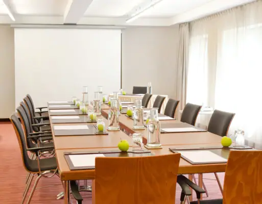 Tagungsraum Travemünde Konferenzraum mit Tisch und Stühlen.