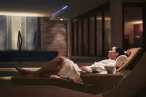 Wellnessbereich Eine Frau liegt auf einem Stuhl.