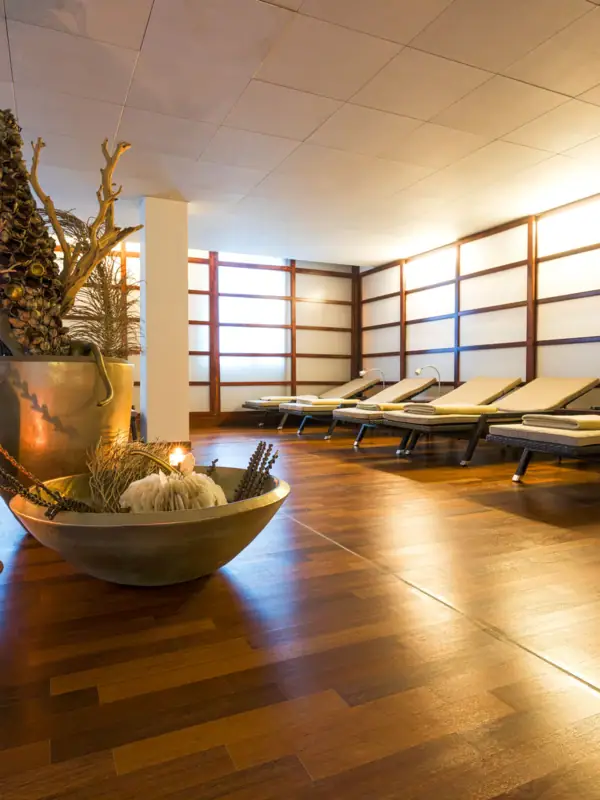 SPA-ROSA Travemünde Ein Raum mit Stühlen und einer Kerze.