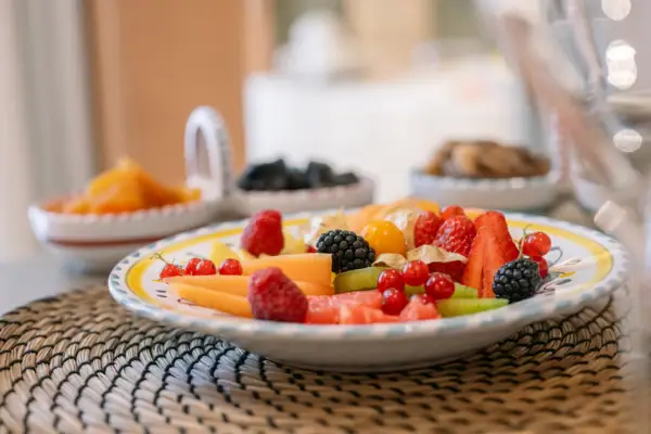 Ein Teller mit Früchten auf einem Tisch.