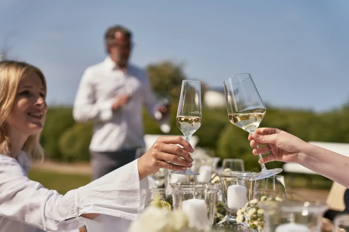 25 Jahre A-ROSA Ostseehotel Kühlungsborn Eine Gruppe von Menschen hält Weingläser.