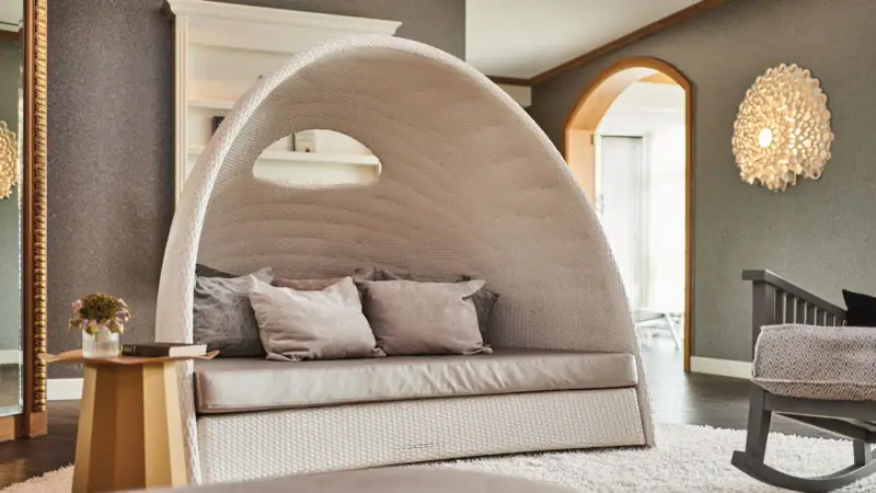 Ein Sofa mit Kissen in einem Raum.