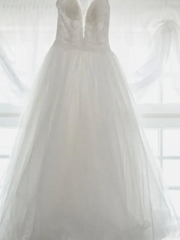 Ein Hochzeitskleid auf einer Schaukel.