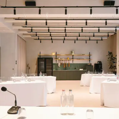 Tagungsraum Gardasee Ein moderner Tagungsaum mit Tischen und Stühlen.