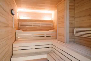 Sauna Holzsauna mit Bänken und Hintergrundbeleuchtung