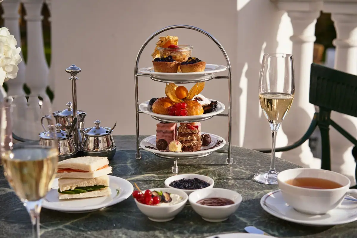 Ein Tisch mit Geschirr, Speisen und Getränken.