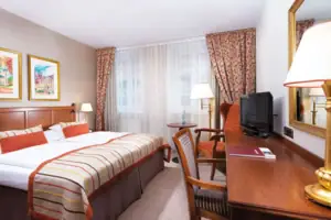 Zimmer Ein Schlafzimmer mit einem Bett und einem Schreibtisch.