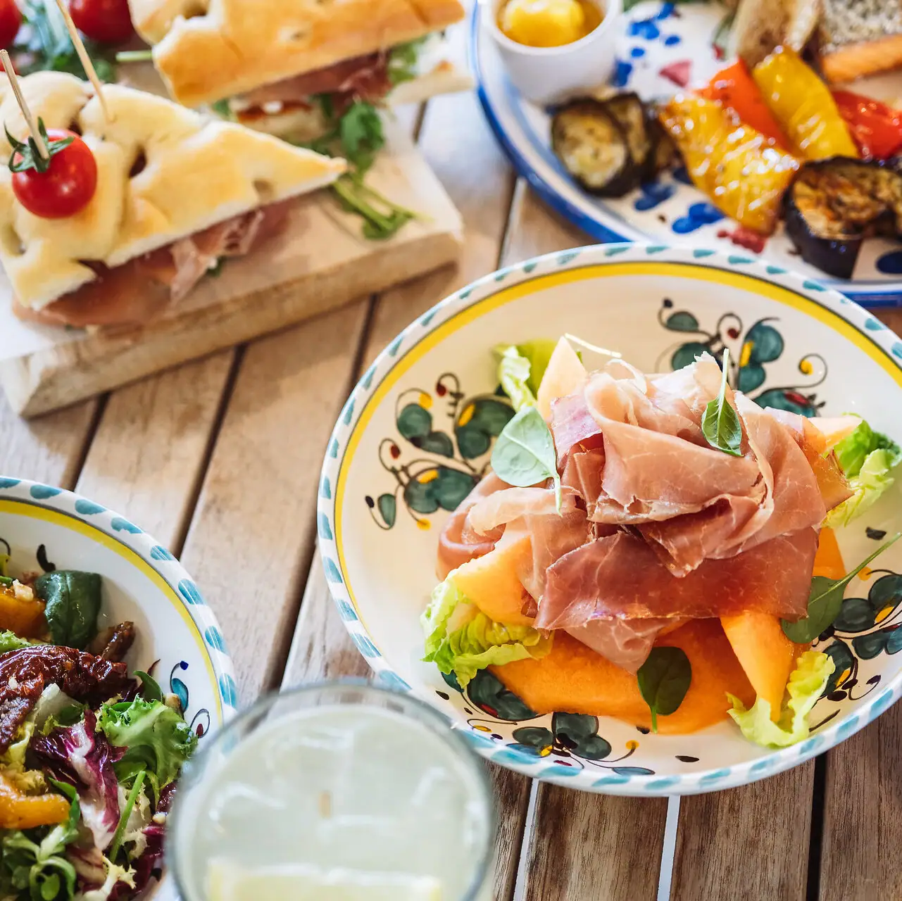 A-ROSA Gardasee Teller mit verschiedenen Speisen auf einem Tisch