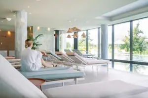 Wellnessbereich Eine Frau sitzt in einem Raum mit Loungemöbeln.