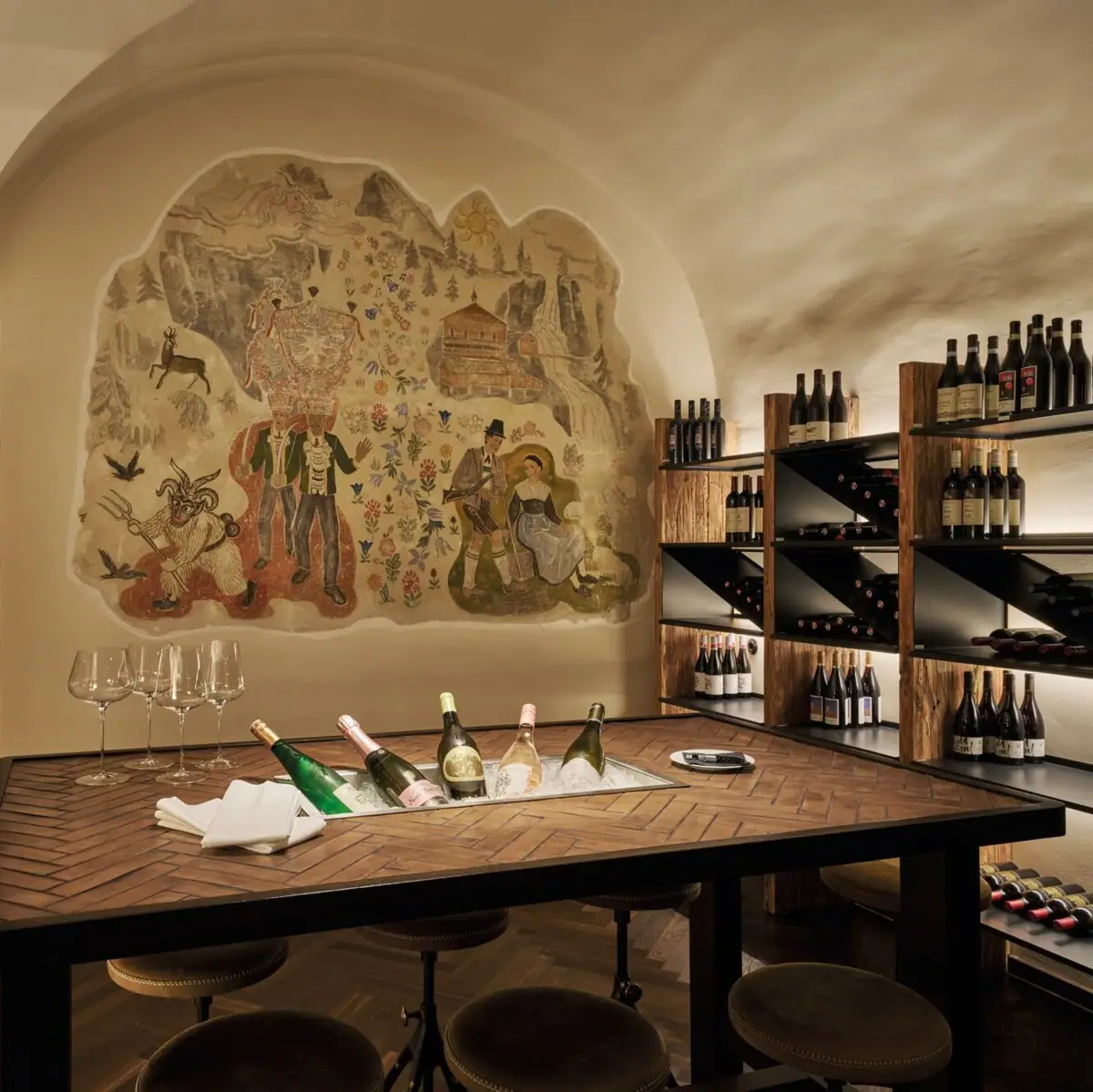 Weinkeller mit Wandbild Ansicht des Weinkellers mit Wandgemälde und Flaschen im Vordergrund