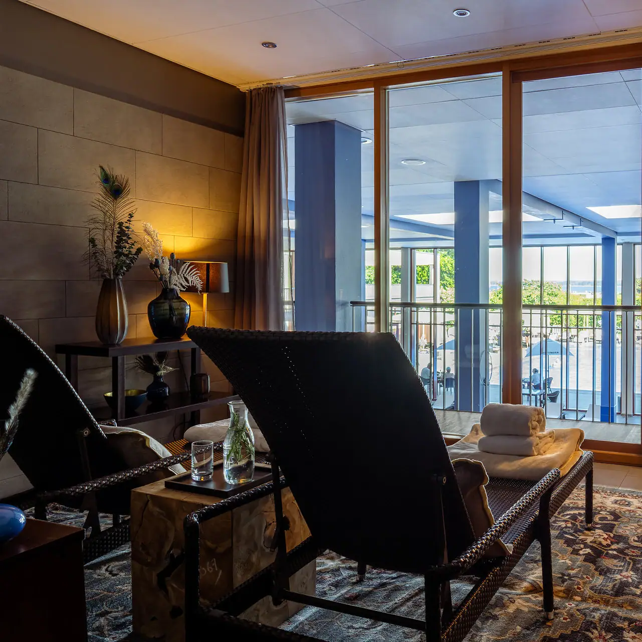 SPA-ROSA Travemünde Ein Zimmer mit großer Glastür und großer Terrasse.