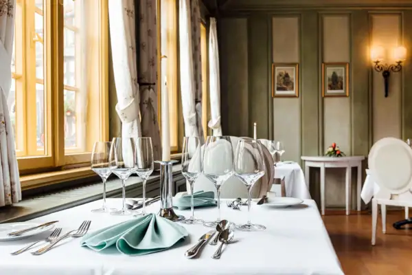 Restaurant Ein Tisch mit Gläsern und Besteck.