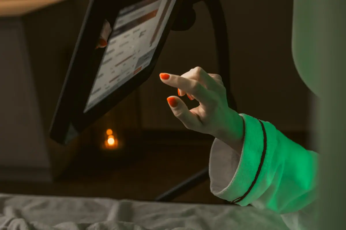 Hydrojetliege Eine Person im Bademantel betrachtet ein Tablet.