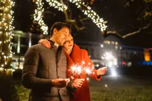 Wunderkerzen Ein Mann und eine Frau halten Wunderkerzen.