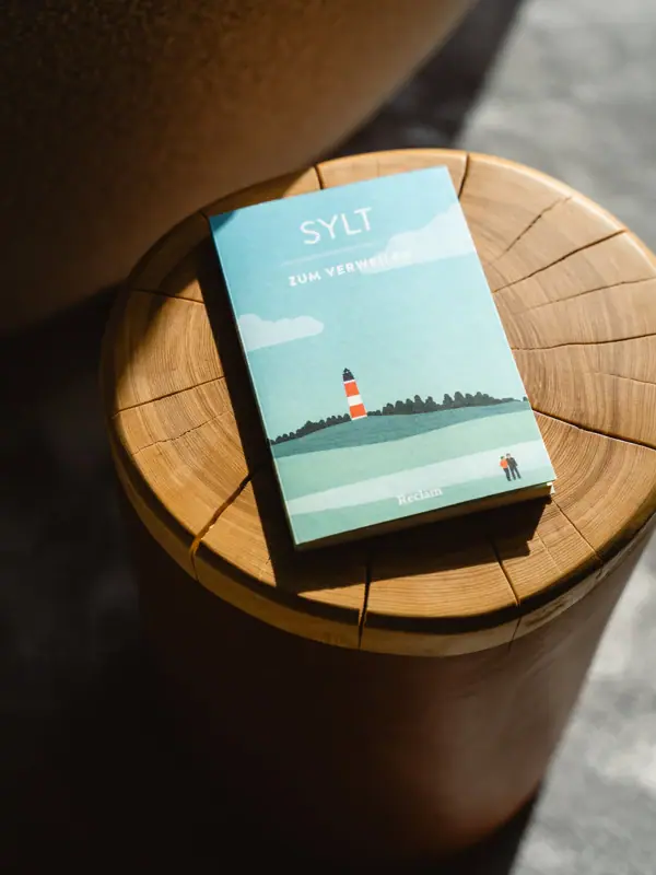 Inselgefühl Ein Buch auf einem Baumstumpf.