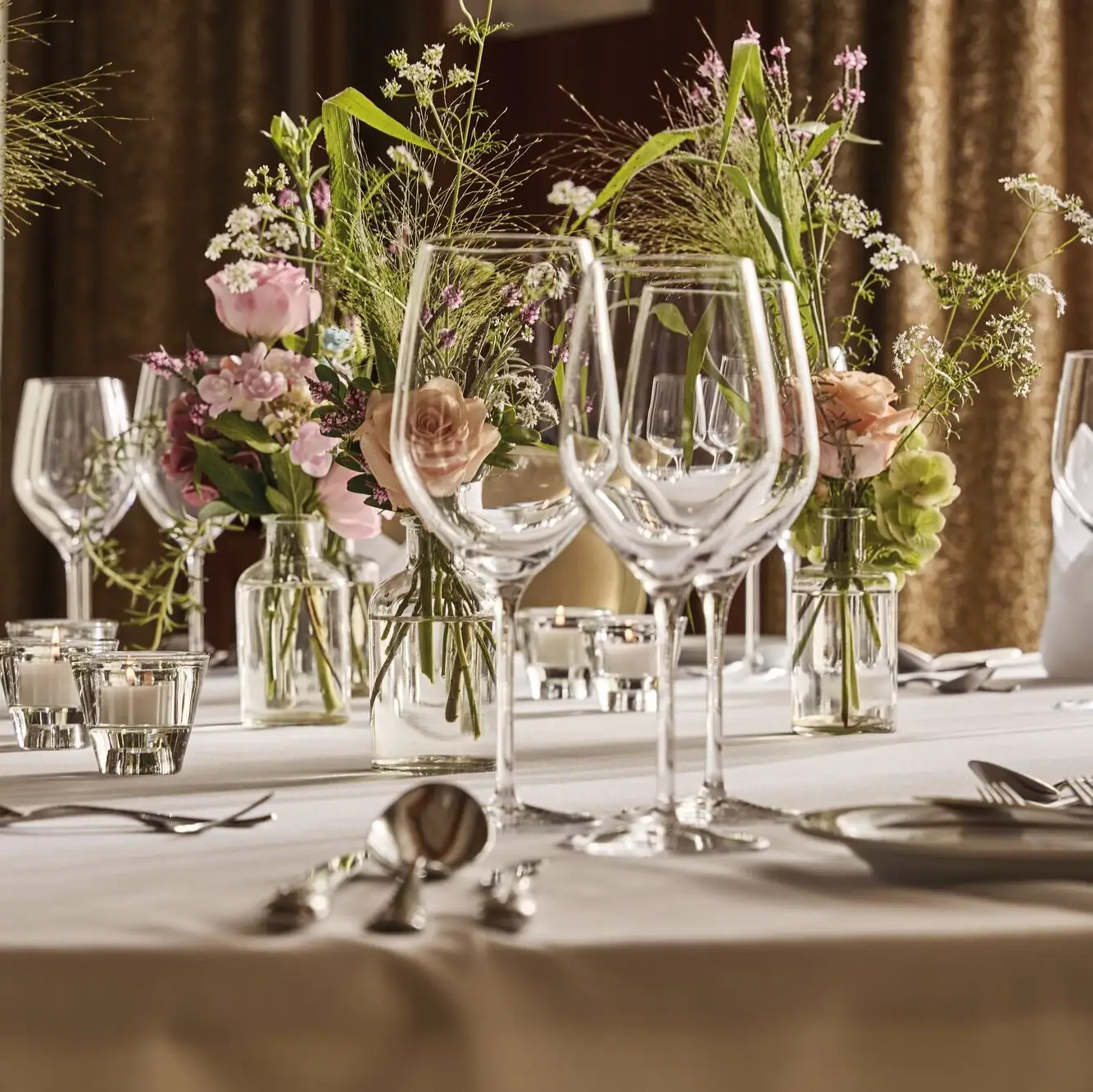 Ein mit Blumen und Kerzen gedeckter Tisch.