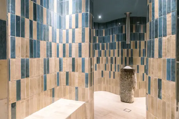 Eisbrunnen mit frischem Crushed Ice Moderner Eisbrunnen mit Eiswürfeln im A-ROSA Gardasee.