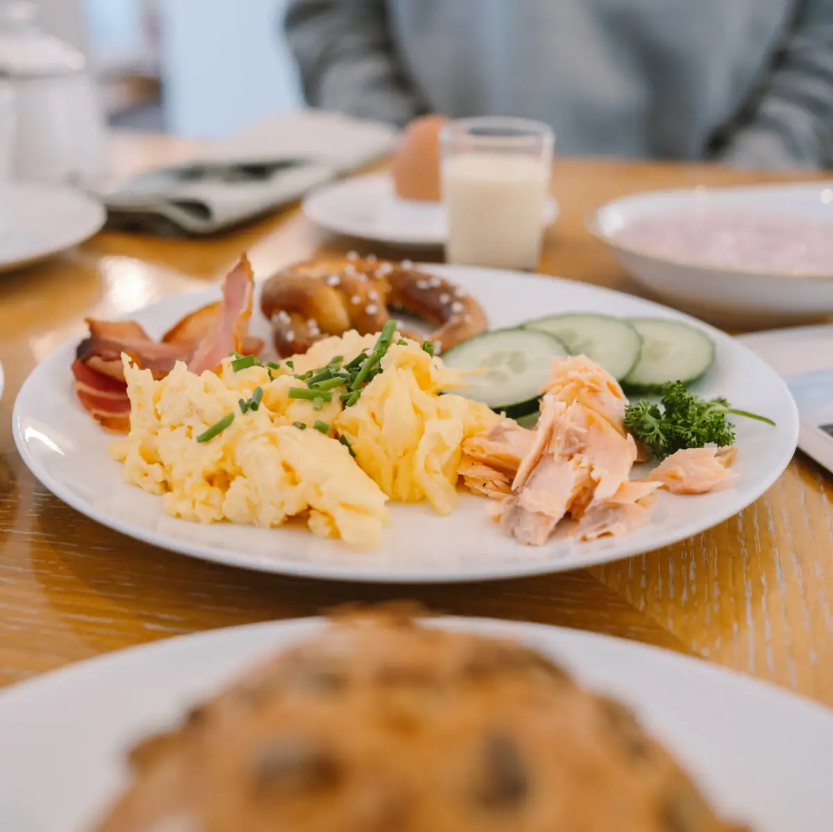 Ein Teller mit Speisen auf einem Tisch.