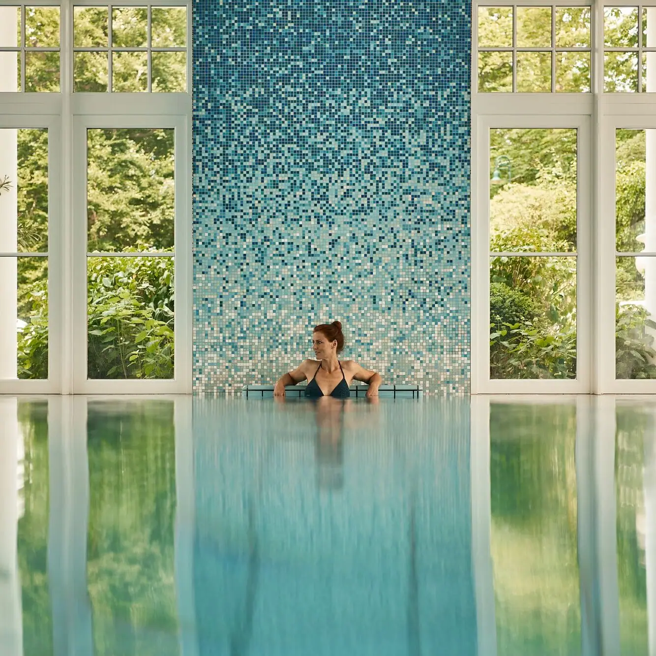 Webformat-frau-im-pool-entspannt-strandidyll-heringsdorf.jpg Eine Frau in einem Schwimmbecken.