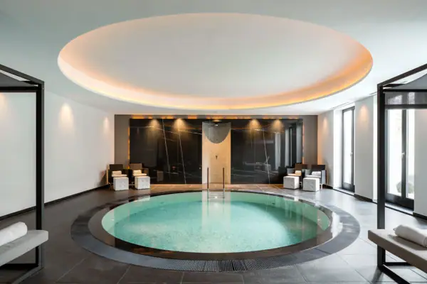 30 Grad Relax-Wasserbecken Runder Indoor-Pool in einem Hotel.