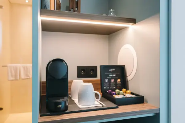 Kaffeemaschine Kaffeemaschine und Kaffeetassen auf einem Regal