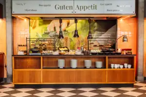 Buffet Buffet mit Speisen und einem Schild darüber