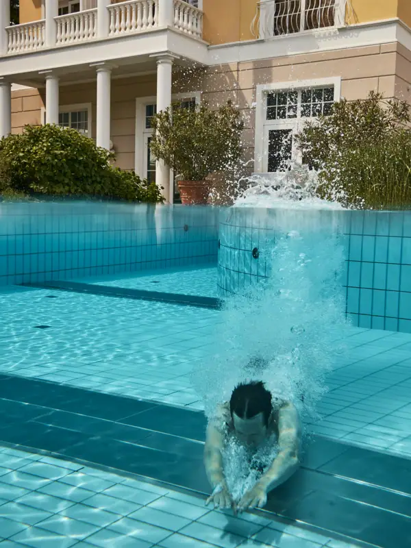 Ein Mann schwimmt in einem Pool.