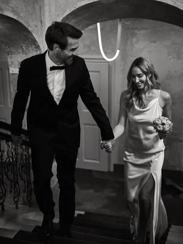 Ein Mann und eine Frau halten Händchen und gehen die Treppe hinauf.