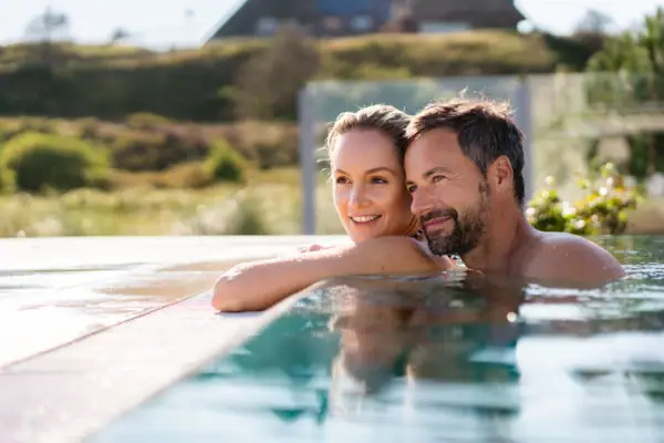 Ein Mann und eine Frau in einem Pool.
