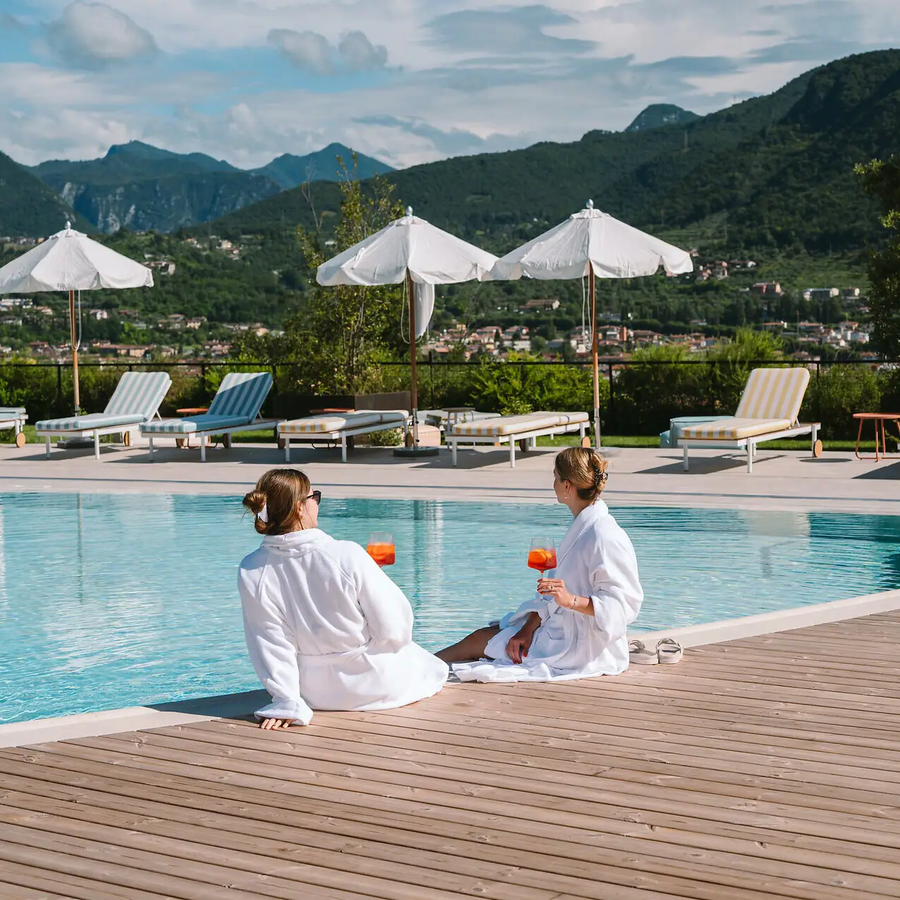 Day-SPA im A-ROSA Lago di Garda Zwei Frauen sitzen mit einem Aperil in der Hand am Pool.