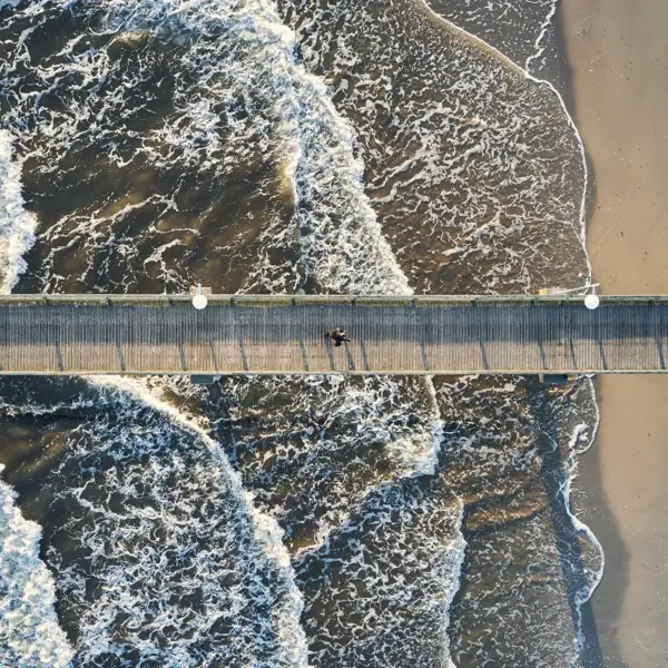 Brücke über dem Ozean