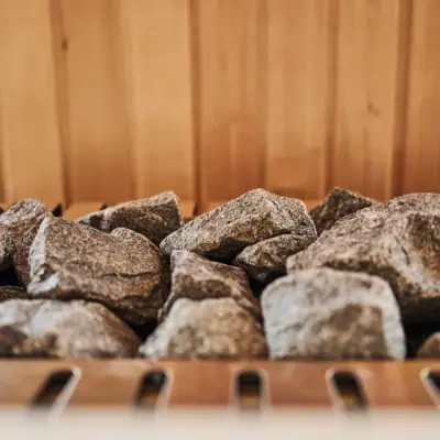 Steinhaufen in einer Sauna