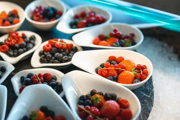Beeren auf einem Buffet Eine Gruppe weißer Schalen mit verschiedenen Beeren.