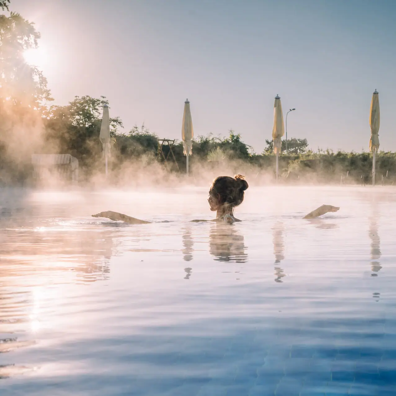 Day SPA in Travemünde Eine Frau in einem Pool mit einer heißen Quelle.