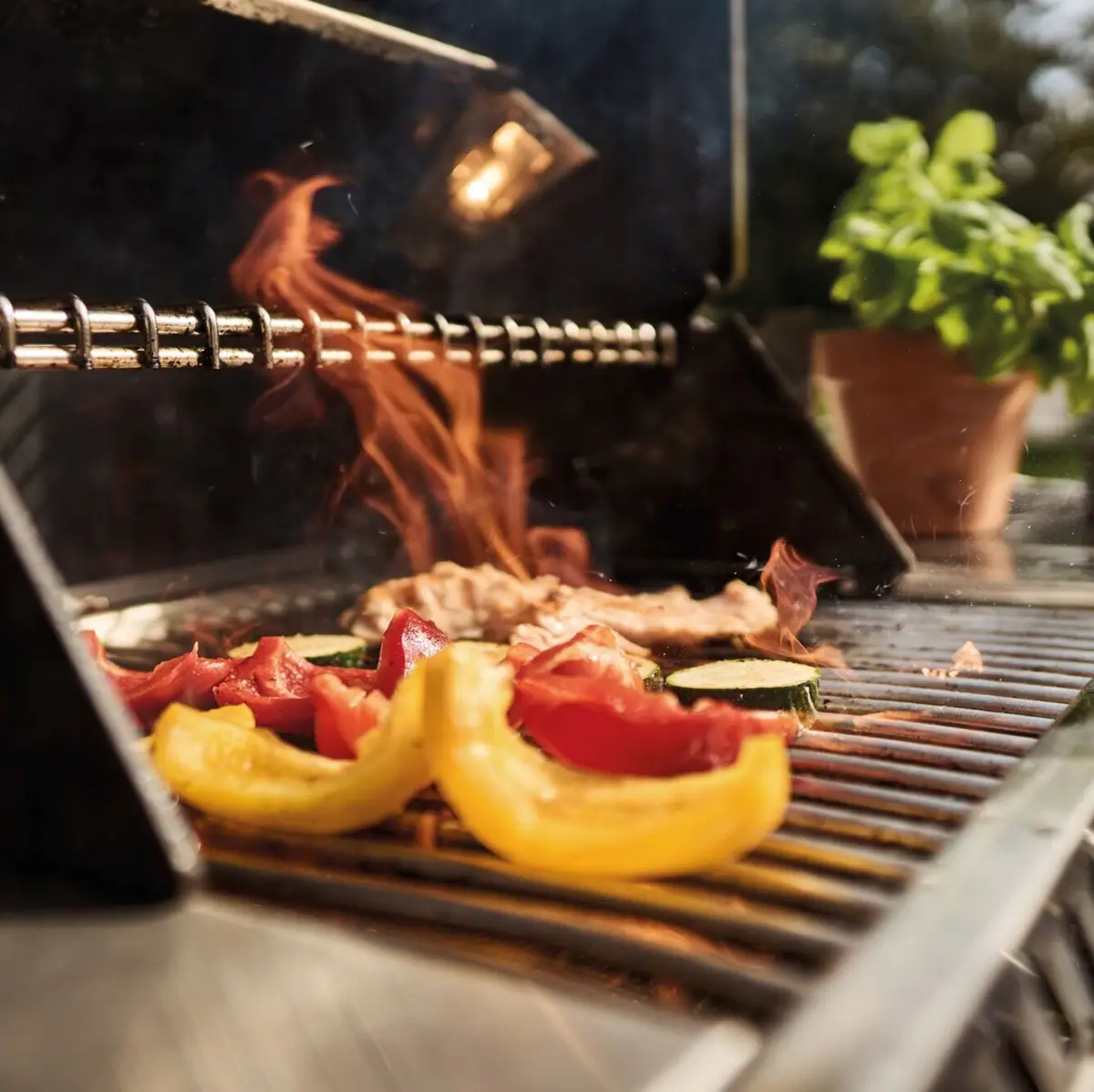 Essen auf einem Grill mit Flammen
