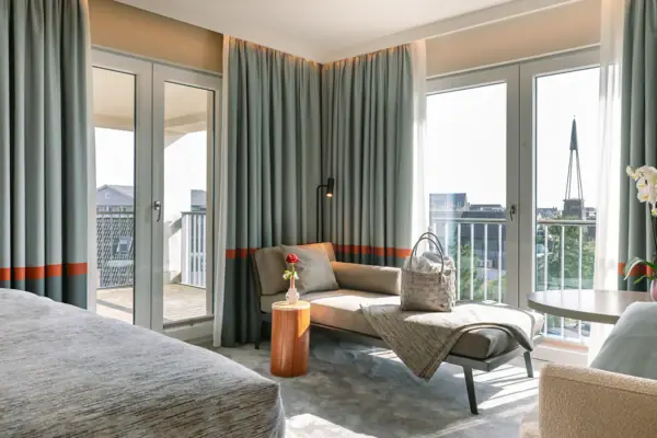 Neue Zimmer im A-ROSA Sylt Ein Zimmer mit Couch und Tisch.