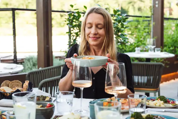 Eine Frau hält eine Schüssel mit Essen.