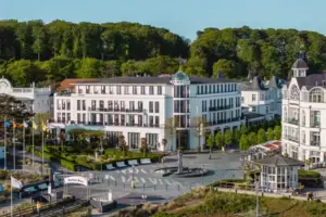 A-ROSA Ceres am Meer Ein weißes Gebäude mit Bäumen im Hintergrund.