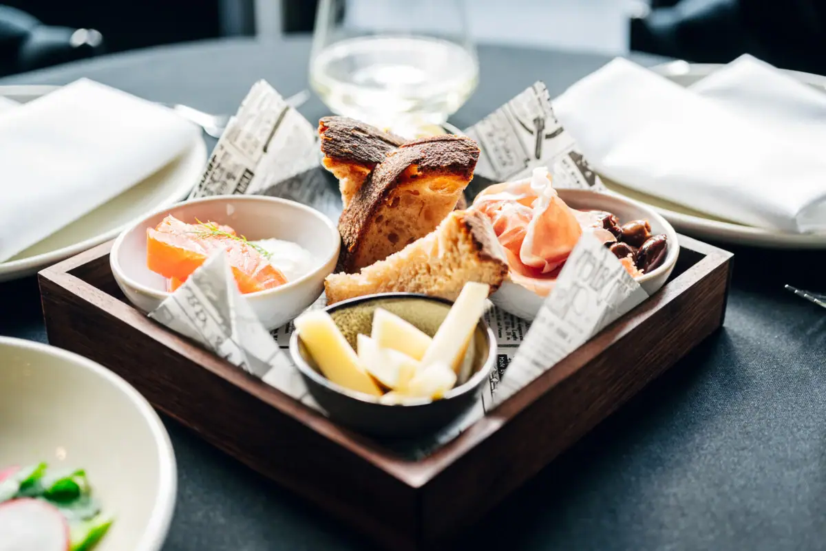 All-Day-Dining Gericht Ein Tablett mit verschiedenen Speisen auf einem Tisch.