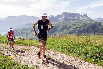 Ein Mann läuft auf einem Pfad im Freien.